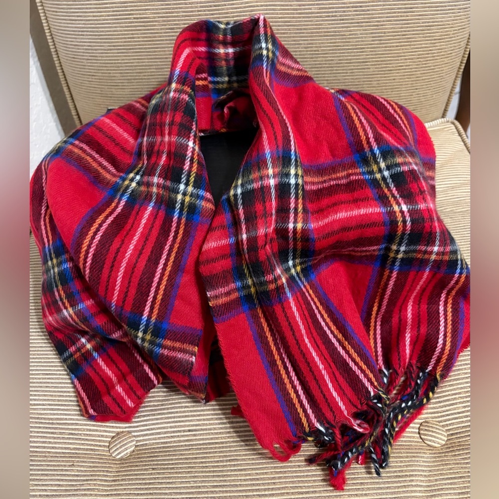 NWT Steve Madden Classic Mid-Weight Plaid Scarf/Muffler